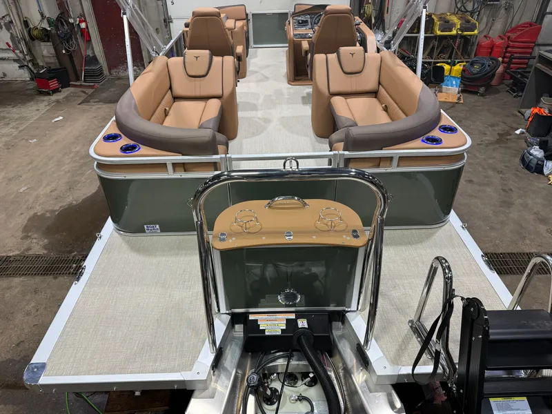 Slide: The Image of Tahoe LTZ 2385 Quad Lounge Tritoon & Honda 4-Stroke EFI 2026 - 6