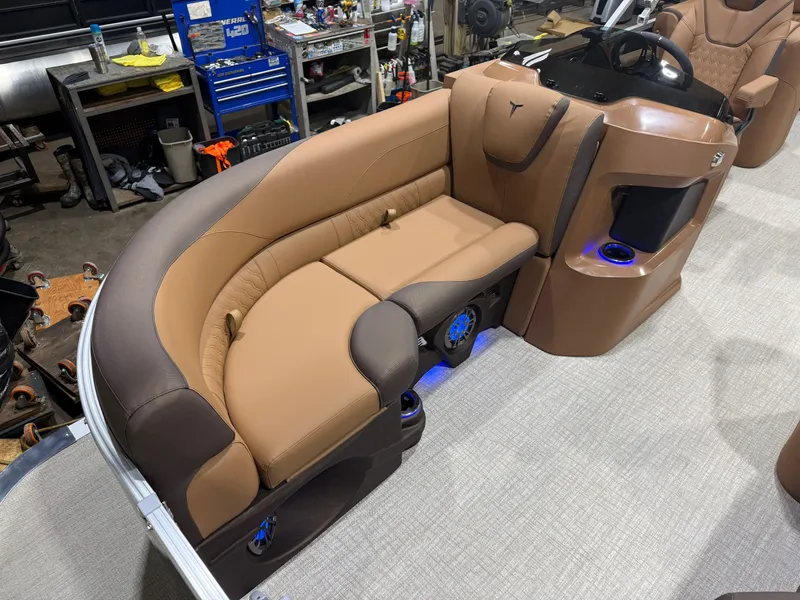 Slide: The Image of Tahoe LTZ 2385 Quad Lounge Tritoon & Honda 4-Stroke EFI 2026 - 8