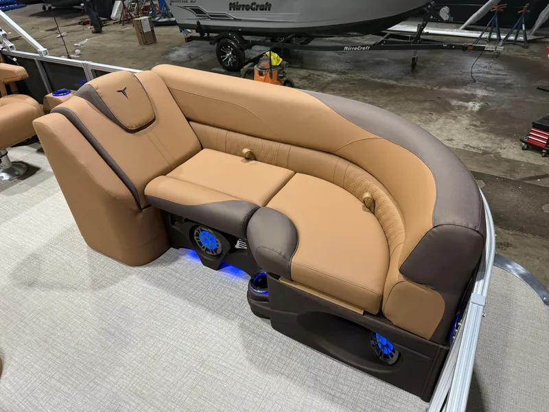 Slide: The Image of Tahoe LTZ 2385 Quad Lounge Tritoon & Honda 4-Stroke EFI 2026 - 9