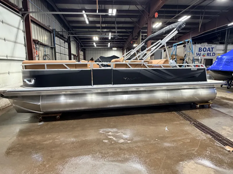 Slide: The Image of Tahoe Sport 2385 Swingback (VRB) Tritoon & Honda 4-Stroke EFI 2026 - 10