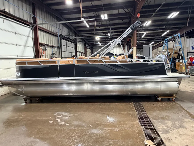 Slide: The Image of Tahoe Sport 2385 Swingback (VRB) Tritoon & Honda 4-Stroke EFI 2026 - 11