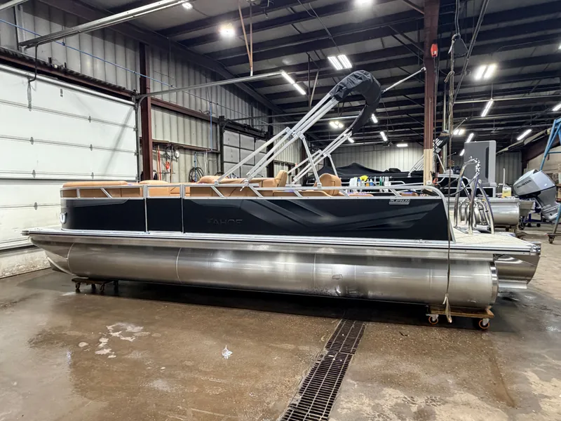 Slide: The Image of Tahoe Sport 2385 Swingback (VRB) Tritoon & Honda 4-Stroke EFI 2026 - 12