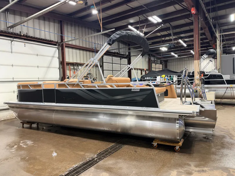 Slide: The Image of Tahoe Sport 2385 Swingback (VRB) Tritoon & Honda 4-Stroke EFI 2026 - 13