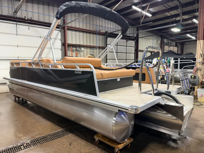 Slide: The Image of Tahoe Sport 2385 Swingback (VRB) Tritoon & Honda 4-Stroke EFI 2026 - 14