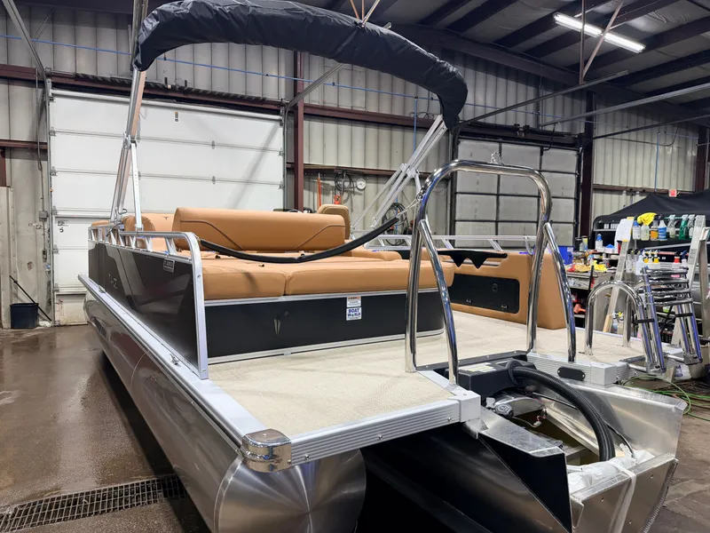 Slide: The Image of Tahoe Sport 2385 Swingback (VRB) Tritoon & Honda 4-Stroke EFI 2026 - 15