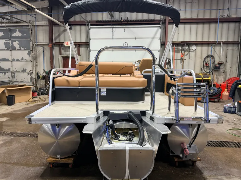 Slide: The Image of Tahoe Sport 2385 Swingback (VRB) Tritoon & Honda 4-Stroke EFI 2026 - 16