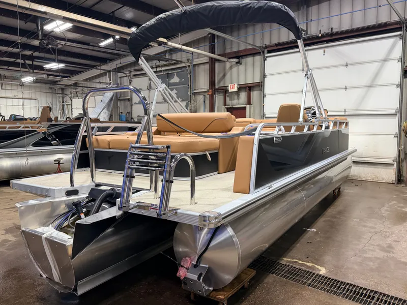 Slide: The Image of Tahoe Sport 2385 Swingback (VRB) Tritoon & Honda 4-Stroke EFI 2026 - 18