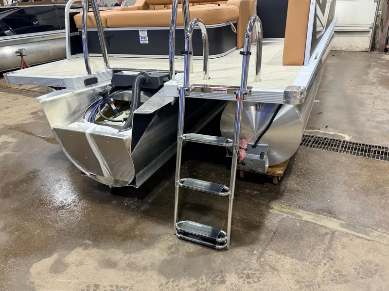 Slide: The Image of Tahoe Sport 2385 Swingback (VRB) Tritoon & Honda 4-Stroke EFI 2026 - 19