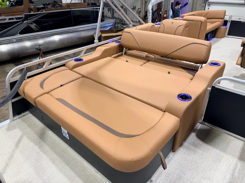 Slide: The Image of Tahoe Sport 2385 Swingback (VRB) Tritoon & Honda 4-Stroke EFI 2026 - 20