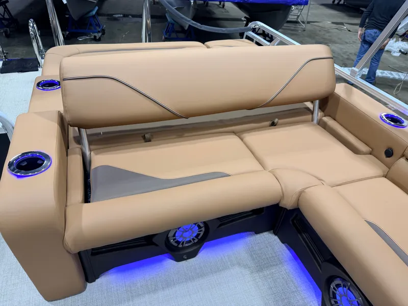 Slide: The Image of Tahoe Sport 2385 Swingback (VRB) Tritoon & Honda 4-Stroke EFI 2026 - 21