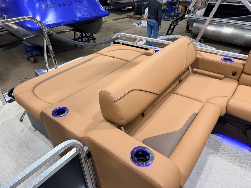 Slide: The Image of Tahoe Sport 2385 Swingback (VRB) Tritoon & Honda 4-Stroke EFI 2026 - 22