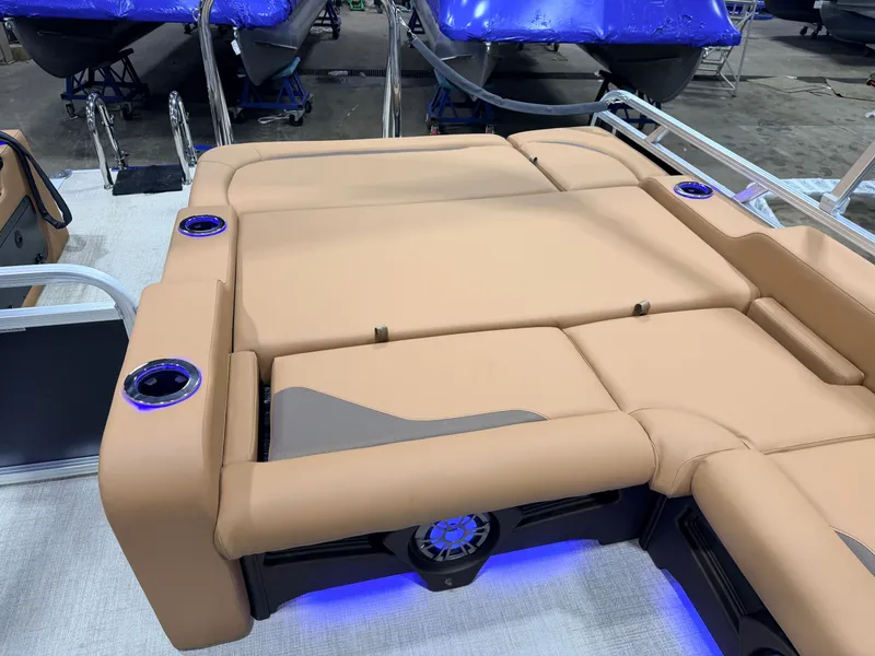 Slide: The Image of Tahoe Sport 2385 Swingback (VRB) Tritoon & Honda 4-Stroke EFI 2026 - 23