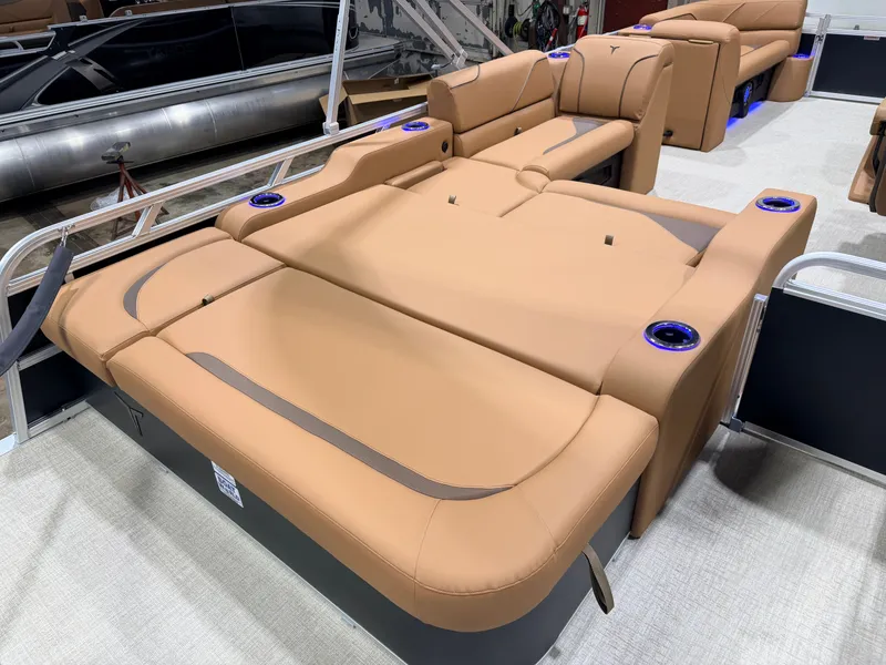 Slide: The Image of Tahoe Sport 2385 Swingback (VRB) Tritoon & Honda 4-Stroke EFI 2026 - 24