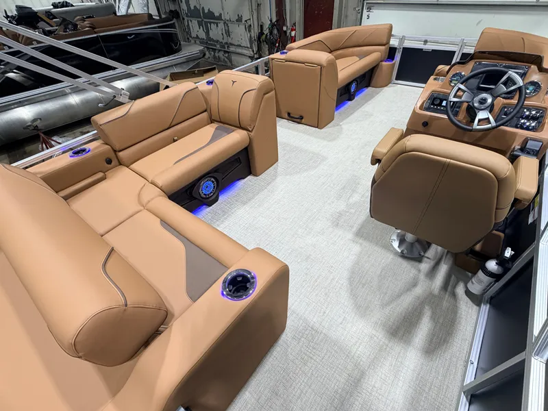 Slide: The Image of Tahoe Sport 2385 Swingback (VRB) Tritoon & Honda 4-Stroke EFI 2026 - 28