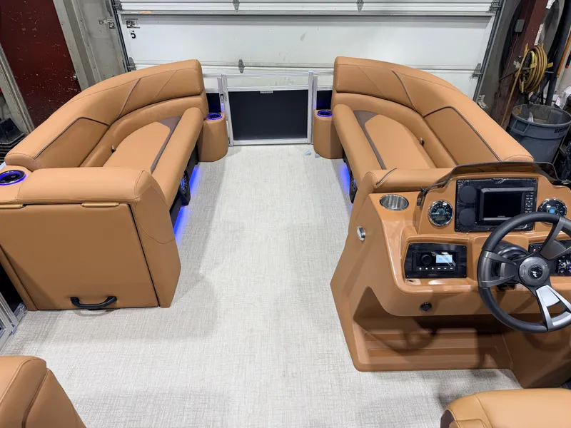 Slide: The Image of Tahoe Sport 2385 Swingback (VRB) Tritoon & Honda 4-Stroke EFI 2026 - 29