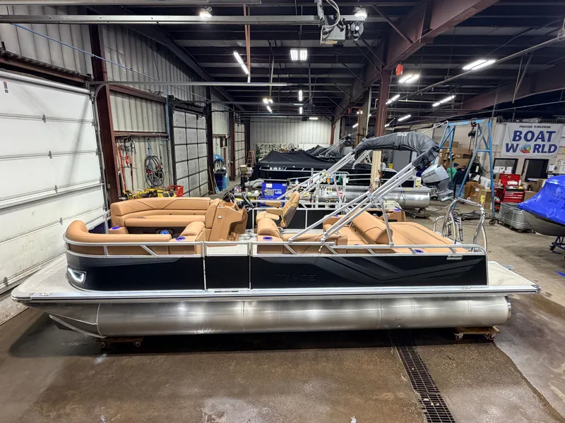 Slide: The Image of Tahoe Sport 2385 Swingback (VRB) Tritoon & Honda 4-Stroke EFI 2026 - 3