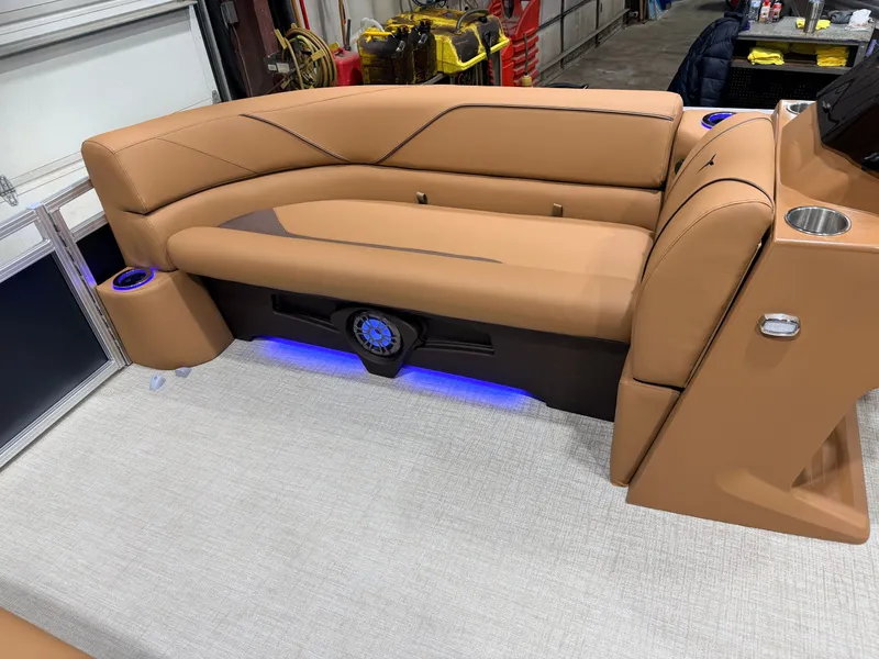 Slide: The Image of Tahoe Sport 2385 Swingback (VRB) Tritoon & Honda 4-Stroke EFI 2026 - 30