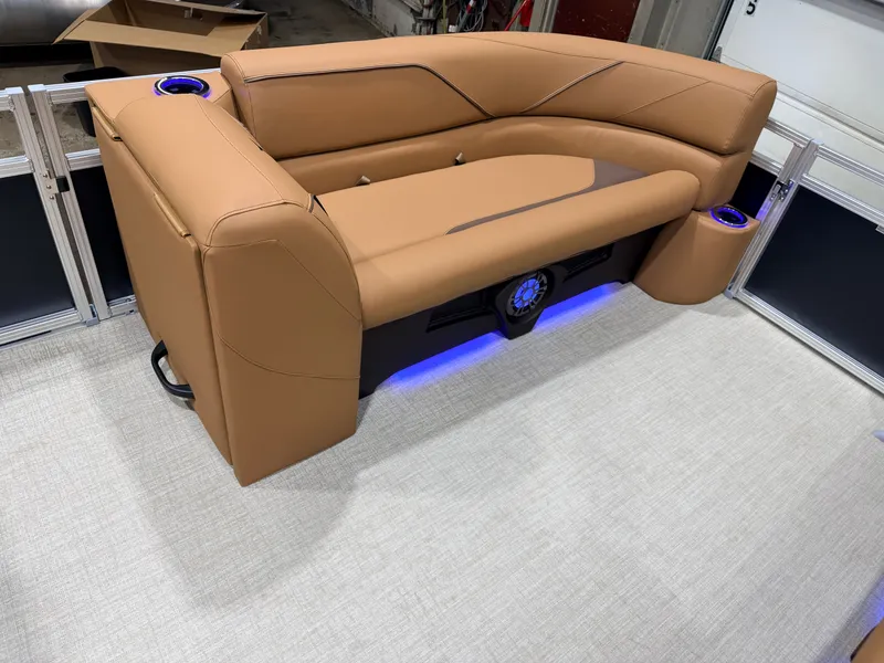 Slide: The Image of Tahoe Sport 2385 Swingback (VRB) Tritoon & Honda 4-Stroke EFI 2026 - 31