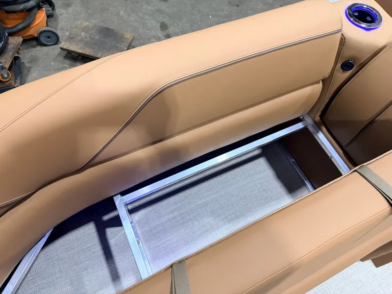 Slide: The Image of Tahoe Sport 2385 Swingback (VRB) Tritoon & Honda 4-Stroke EFI 2026 - 32