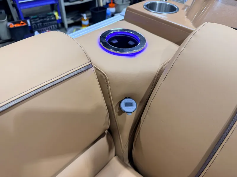 Slide: The Image of Tahoe Sport 2385 Swingback (VRB) Tritoon & Honda 4-Stroke EFI 2026 - 33