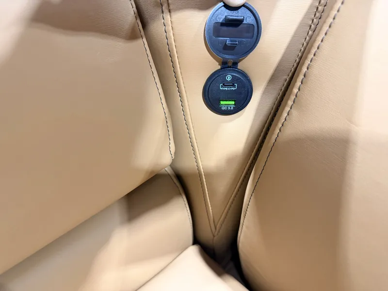 Slide: The Image of Tahoe Sport 2385 Swingback (VRB) Tritoon & Honda 4-Stroke EFI 2026 - 34