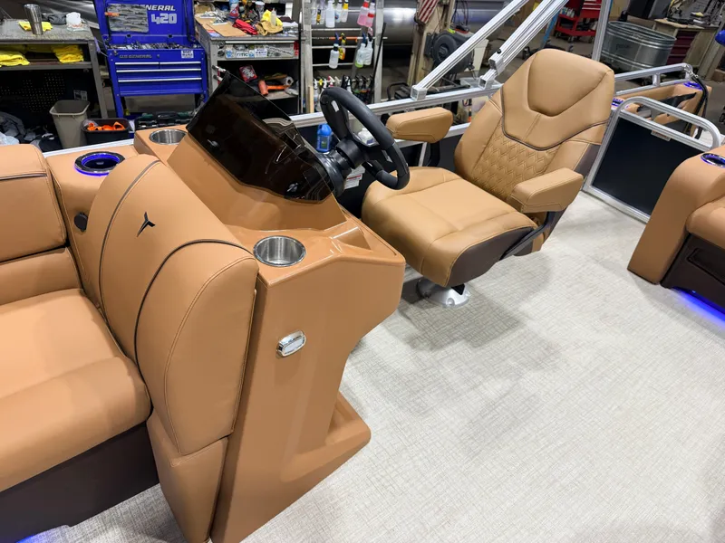 Slide: The Image of Tahoe Sport 2385 Swingback (VRB) Tritoon & Honda 4-Stroke EFI 2026 - 35