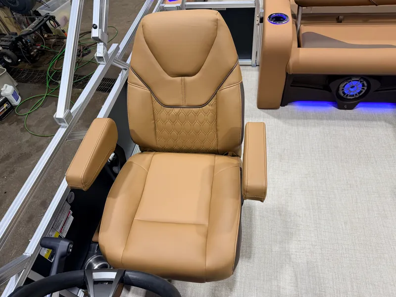 Slide: The Image of Tahoe Sport 2385 Swingback (VRB) Tritoon & Honda 4-Stroke EFI 2026 - 36