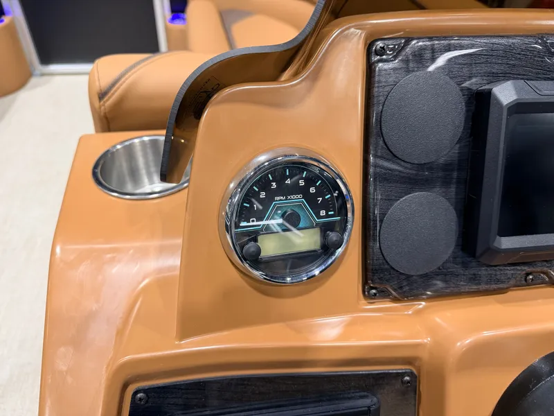 Slide: The Image of Tahoe Sport 2385 Swingback (VRB) Tritoon & Honda 4-Stroke EFI 2026 - 38