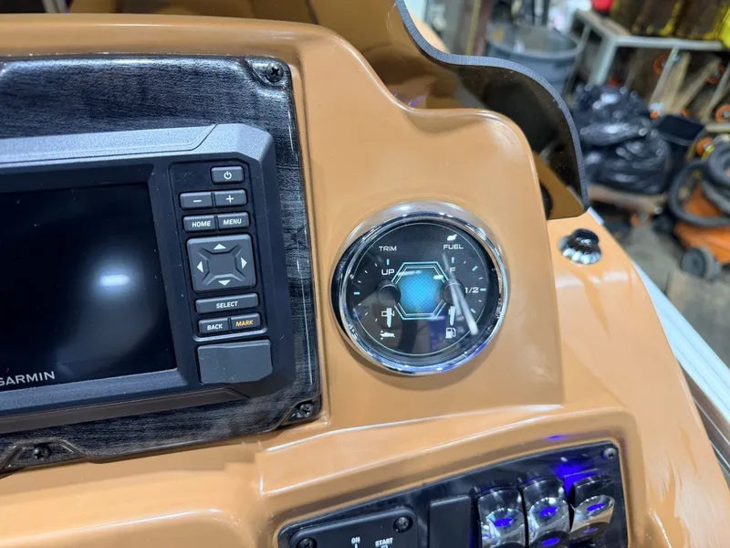 Slide: The Image of Tahoe Sport 2385 Swingback (VRB) Tritoon & Honda 4-Stroke EFI 2026 - 39