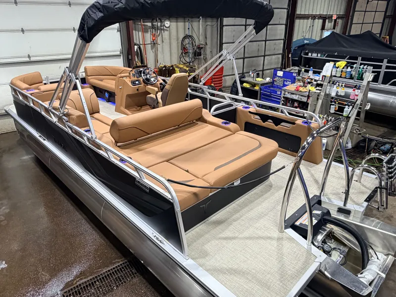 Slide: The Image of Tahoe Sport 2385 Swingback (VRB) Tritoon & Honda 4-Stroke EFI 2026 - 4