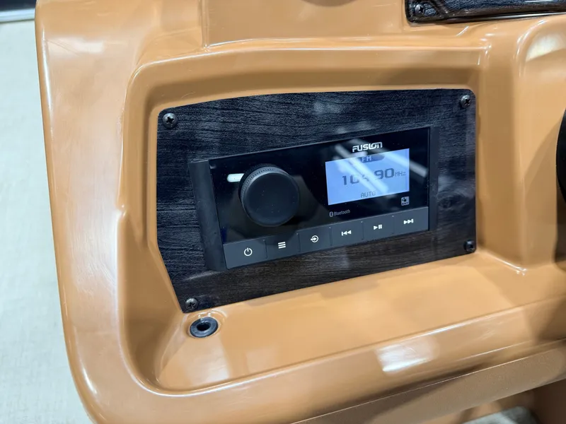 Slide: The Image of Tahoe Sport 2385 Swingback (VRB) Tritoon & Honda 4-Stroke EFI 2026 - 40