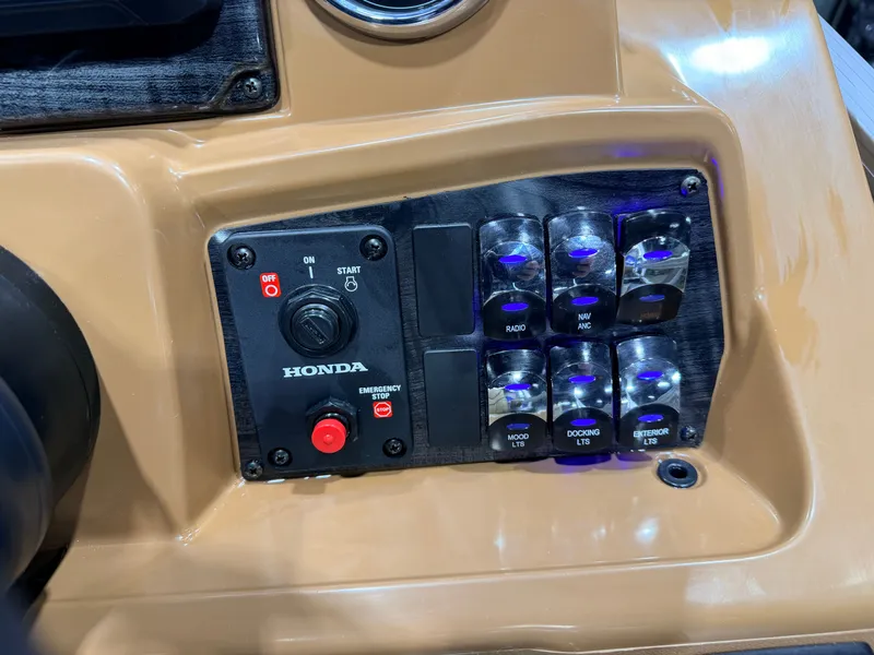 Slide: The Image of Tahoe Sport 2385 Swingback (VRB) Tritoon & Honda 4-Stroke EFI 2026 - 41