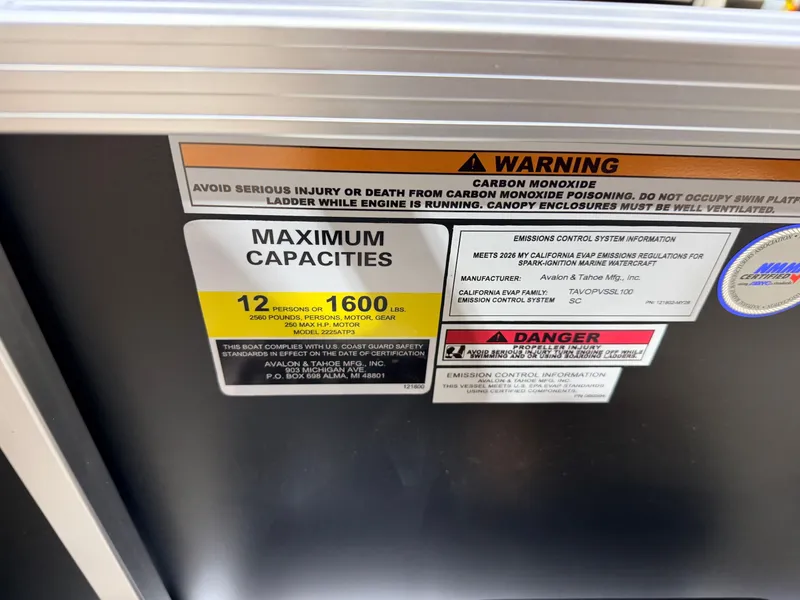 Slide: The Image of Tahoe Sport 2385 Swingback (VRB) Tritoon & Honda 4-Stroke EFI 2026 - 42