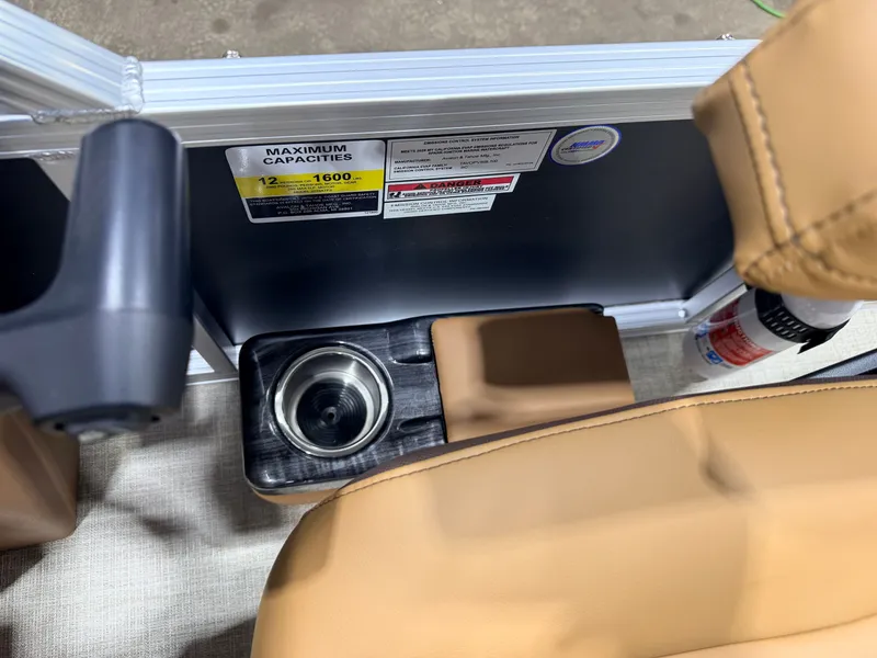 Slide: The Image of Tahoe Sport 2385 Swingback (VRB) Tritoon & Honda 4-Stroke EFI 2026 - 43