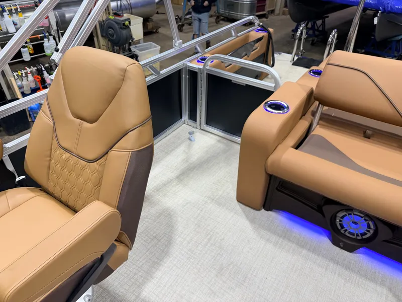 Slide: The Image of Tahoe Sport 2385 Swingback (VRB) Tritoon & Honda 4-Stroke EFI 2026 - 44