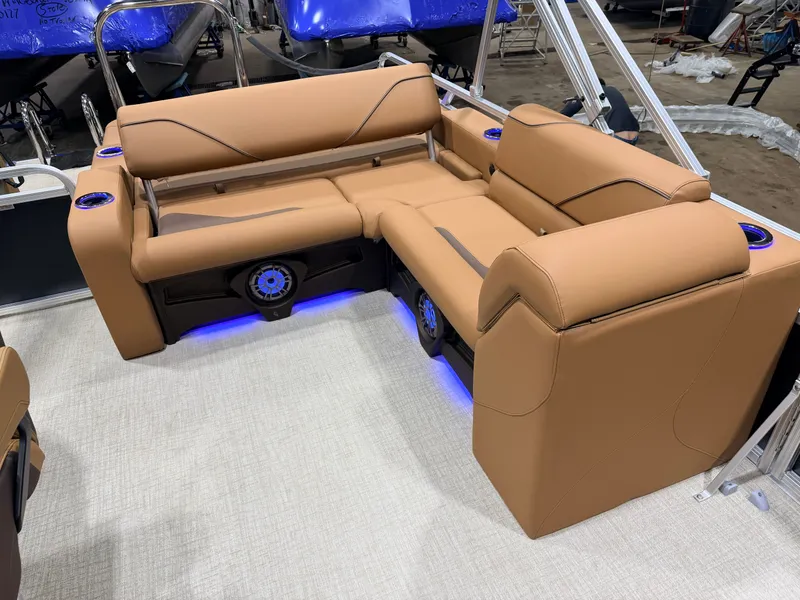 Slide: The Image of Tahoe Sport 2385 Swingback (VRB) Tritoon & Honda 4-Stroke EFI 2026 - 45