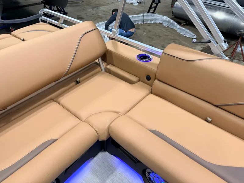 Slide: The Image of Tahoe Sport 2385 Swingback (VRB) Tritoon & Honda 4-Stroke EFI 2026 - 47