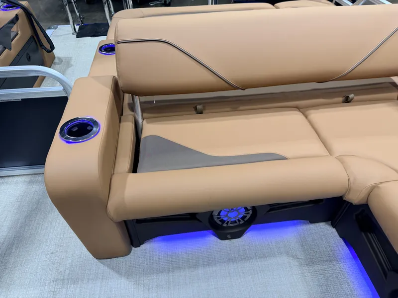 Slide: The Image of Tahoe Sport 2385 Swingback (VRB) Tritoon & Honda 4-Stroke EFI 2026 - 48