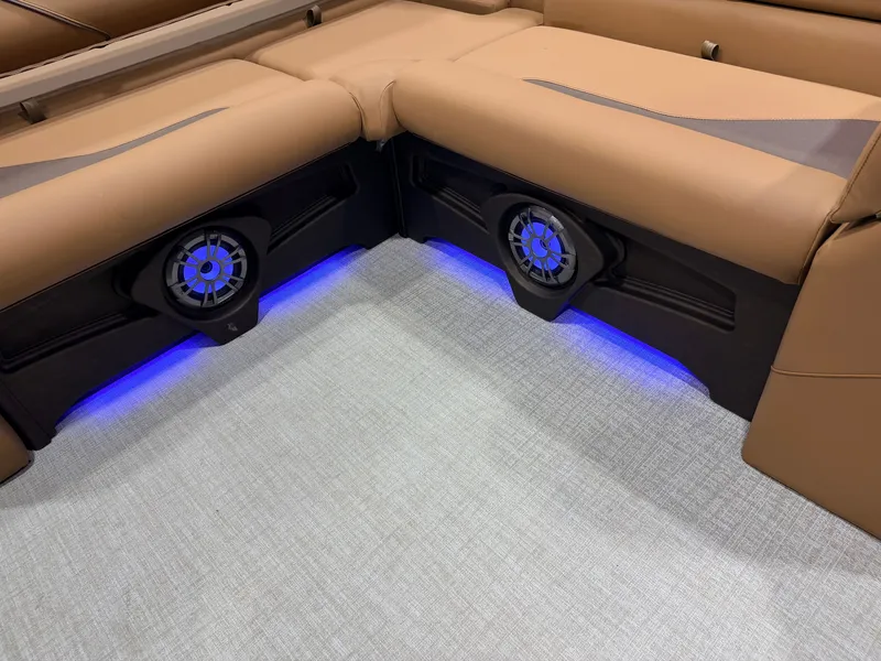 Slide: The Image of Tahoe Sport 2385 Swingback (VRB) Tritoon & Honda 4-Stroke EFI 2026 - 49