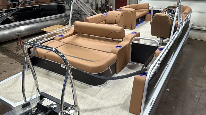 Slide: The Image of Tahoe Sport 2385 Swingback (VRB) Tritoon & Honda 4-Stroke EFI 2026 - 5