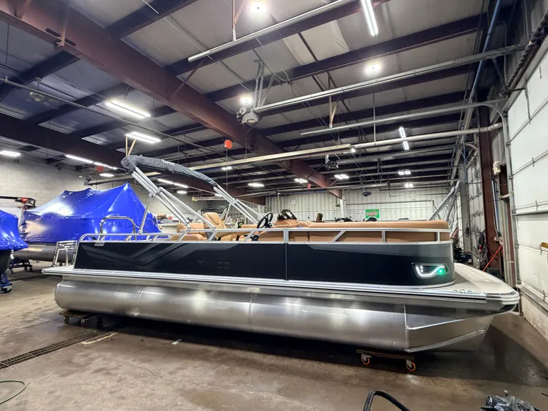 Slide: The Image of Tahoe Sport 2385 Swingback (VRB) Tritoon & Honda 4-Stroke EFI 2026 - 54