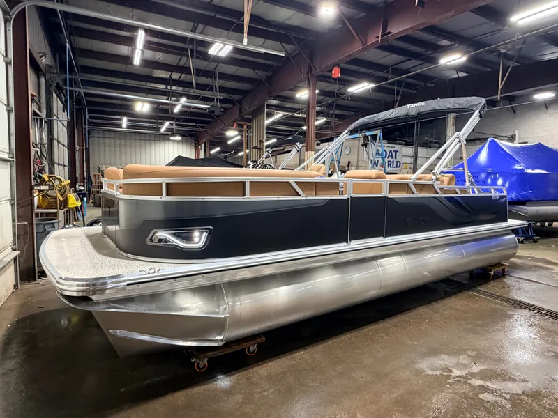 Slide: The Image of Tahoe Sport 2385 Swingback (VRB) Tritoon & Honda 4-Stroke EFI 2026 - 9