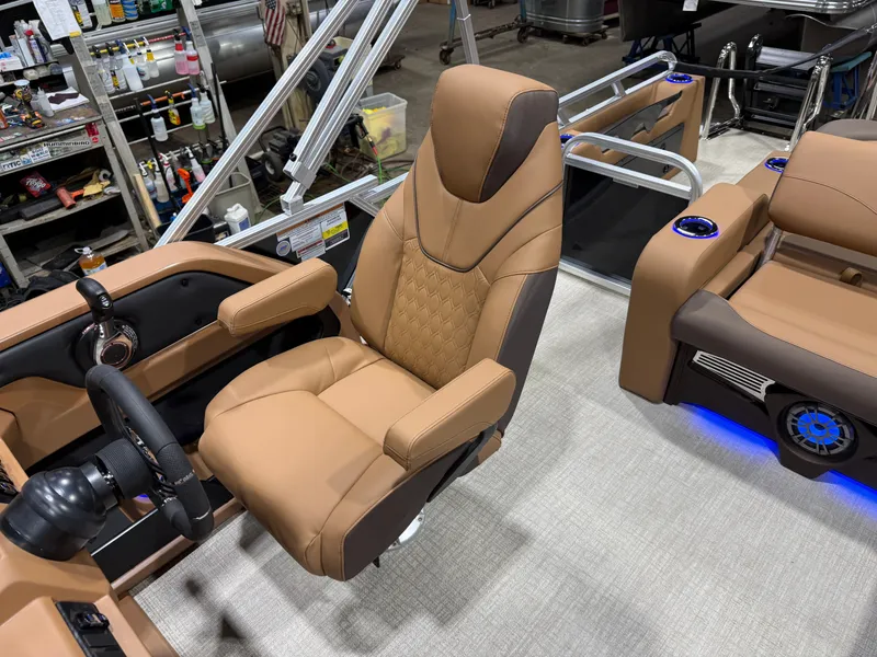 Slide: The Image of Tahoe LTZ 2385 Swingback (VRB) Tritoon & Honda 4-Stroke EFI 2026 - 10