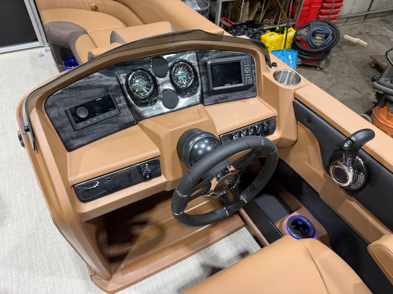 Slide: The Image of Tahoe LTZ 2385 Swingback (VRB) Tritoon & Honda 4-Stroke EFI 2026 - 11