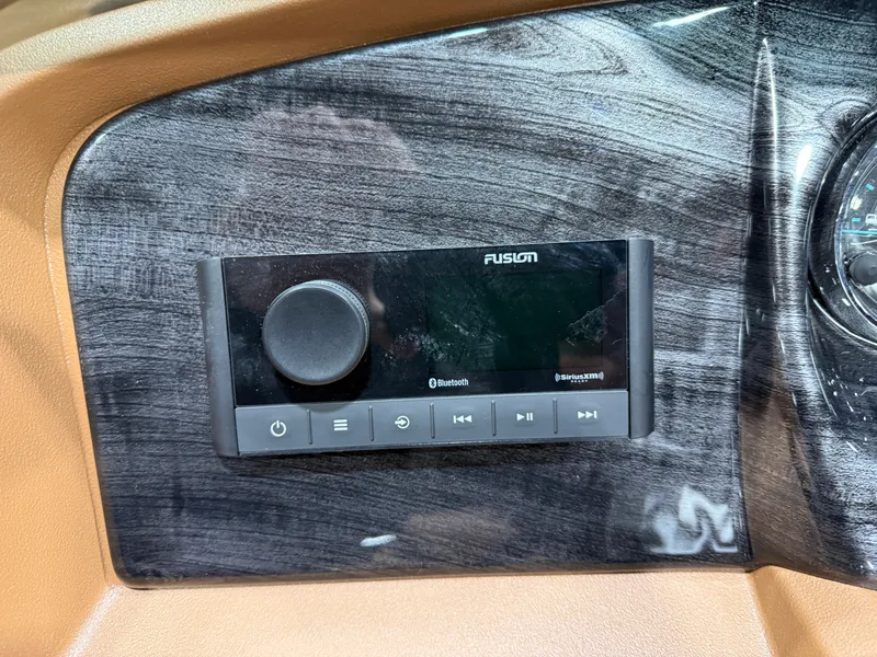 Slide: The Image of Tahoe LTZ 2385 Swingback (VRB) Tritoon & Honda 4-Stroke EFI 2026 - 12