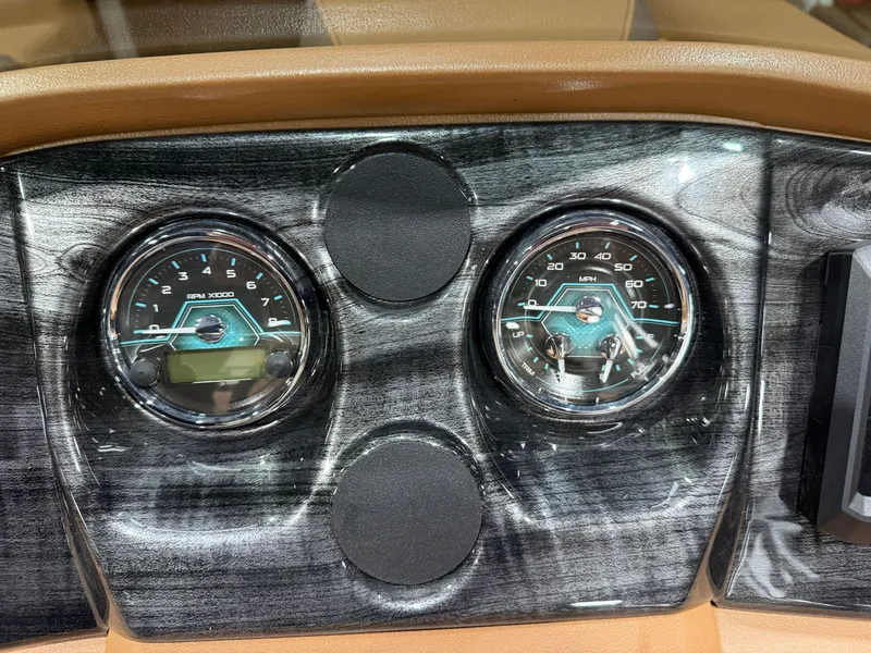 Slide: The Image of Tahoe LTZ 2385 Swingback (VRB) Tritoon & Honda 4-Stroke EFI 2026 - 13