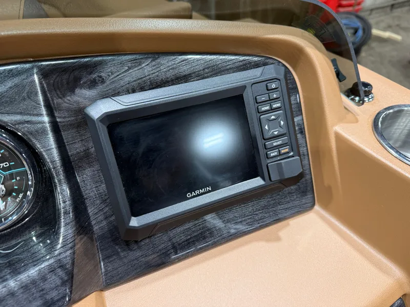 Slide: The Image of Tahoe LTZ 2385 Swingback (VRB) Tritoon & Honda 4-Stroke EFI 2026 - 14