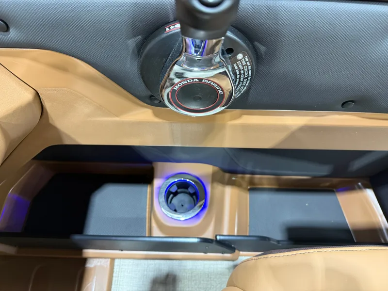 Slide: The Image of Tahoe LTZ 2385 Swingback (VRB) Tritoon & Honda 4-Stroke EFI 2026 - 15