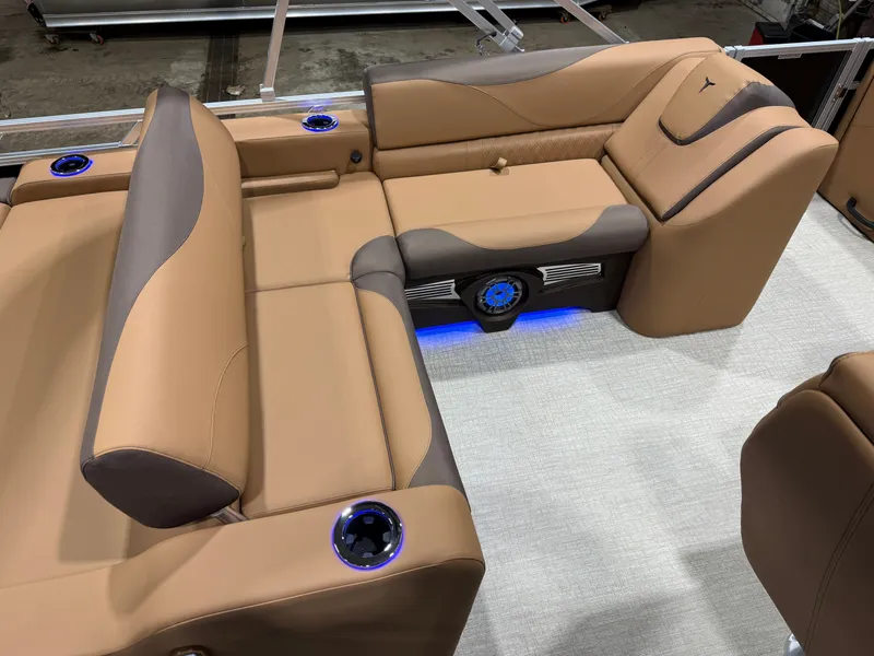 Slide: The Image of Tahoe LTZ 2385 Swingback (VRB) Tritoon & Honda 4-Stroke EFI 2026 - 17