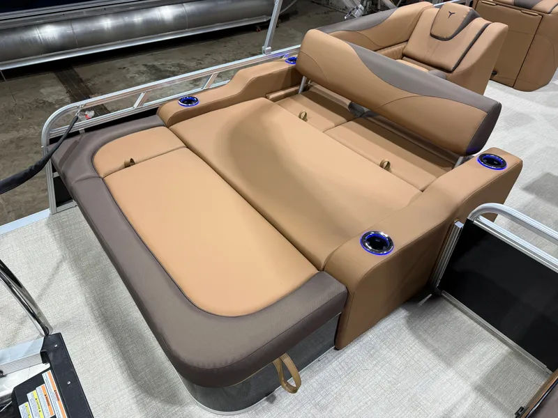 Slide: The Image of Tahoe LTZ 2385 Swingback (VRB) Tritoon & Honda 4-Stroke EFI 2026 - 18